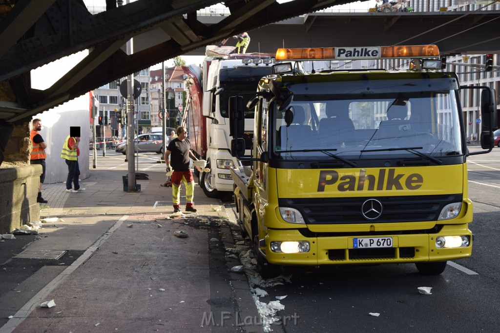 LKW blieb unter Bruecke haengen Koeln Deutz Opladenerstr Deutz Muelheimerstr P155.JPG - Miklos Laubert